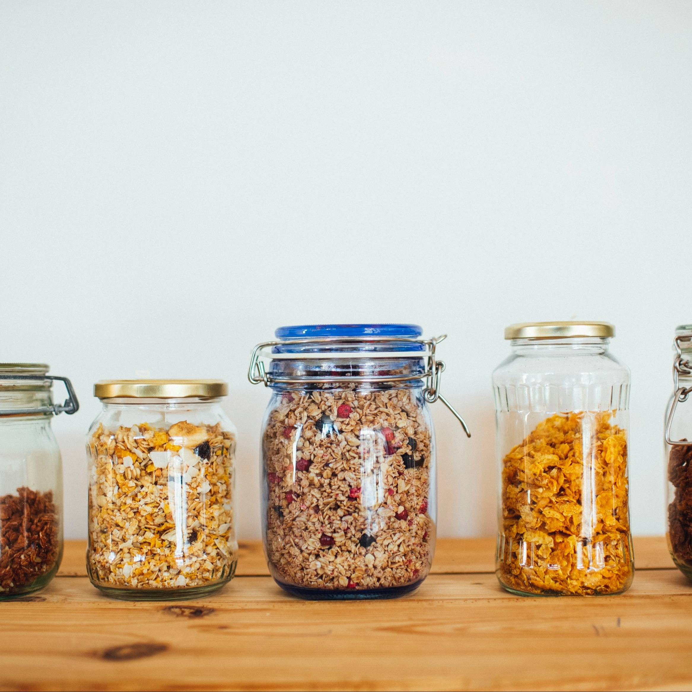 Des bocaux remplis d'ingrédients dans une cuisine