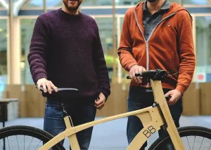 Les deux cofondateurs de BB Bicyclette en bois avec le modèle phare