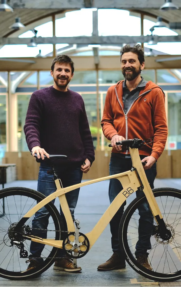 Les deux cofondateurs de BB Bicyclette en bois avec le modèle phare