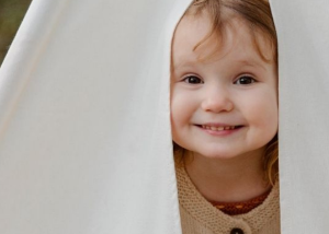 enfant avec air malicieux, canaille