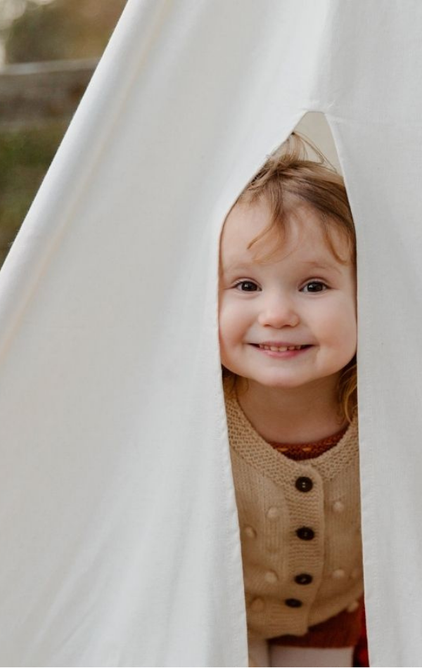 enfant avec air malicieux, canaille