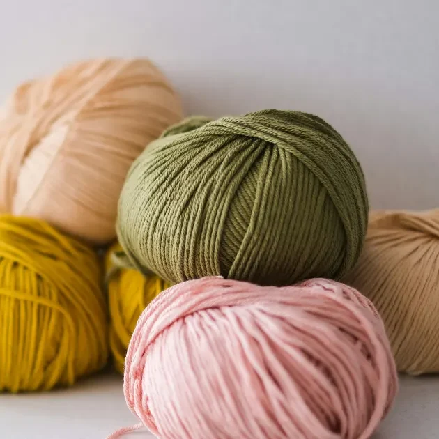 Plusieurs pelotes de laine colorées
