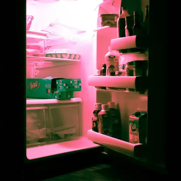 Un frigo ouvert dans l'obscurité