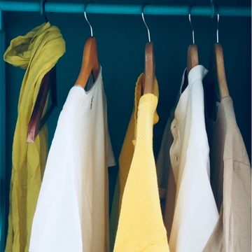 Comment j’ai appris à acheter mieux sur Vinted dressing écoresponsable de second main