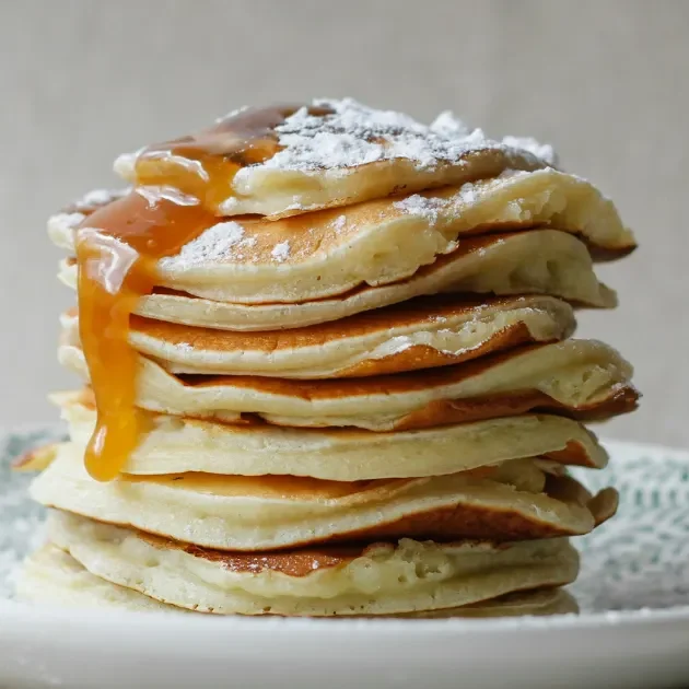 Une pile de pancakes recouverte de caramel