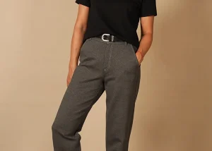 modèle portant le Pantalon R(E)LAX durable eqinox concept