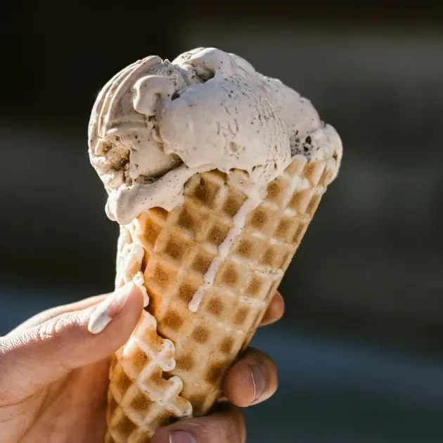 Une glace dans un cornet