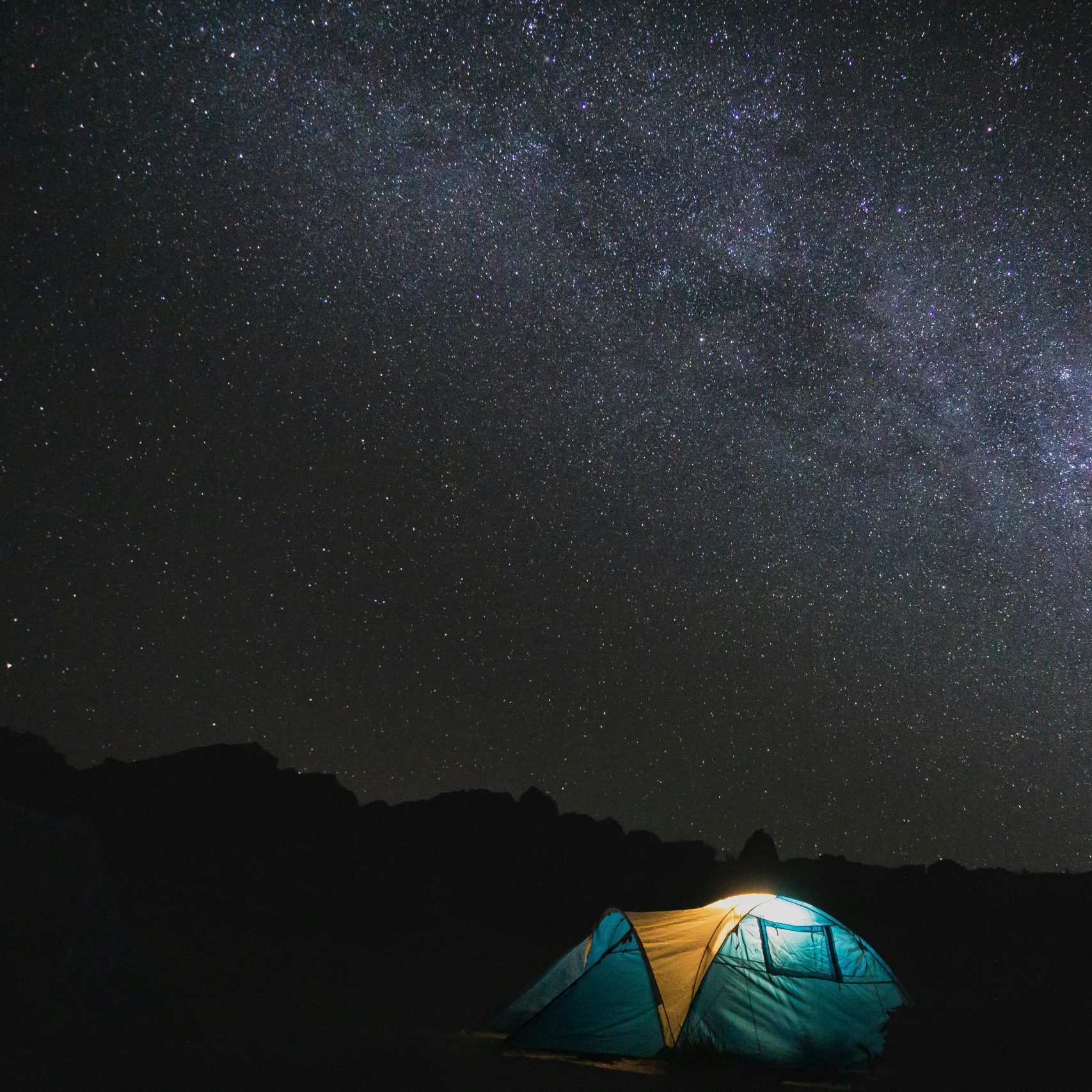 Une tente dans la nuit en pleine nature