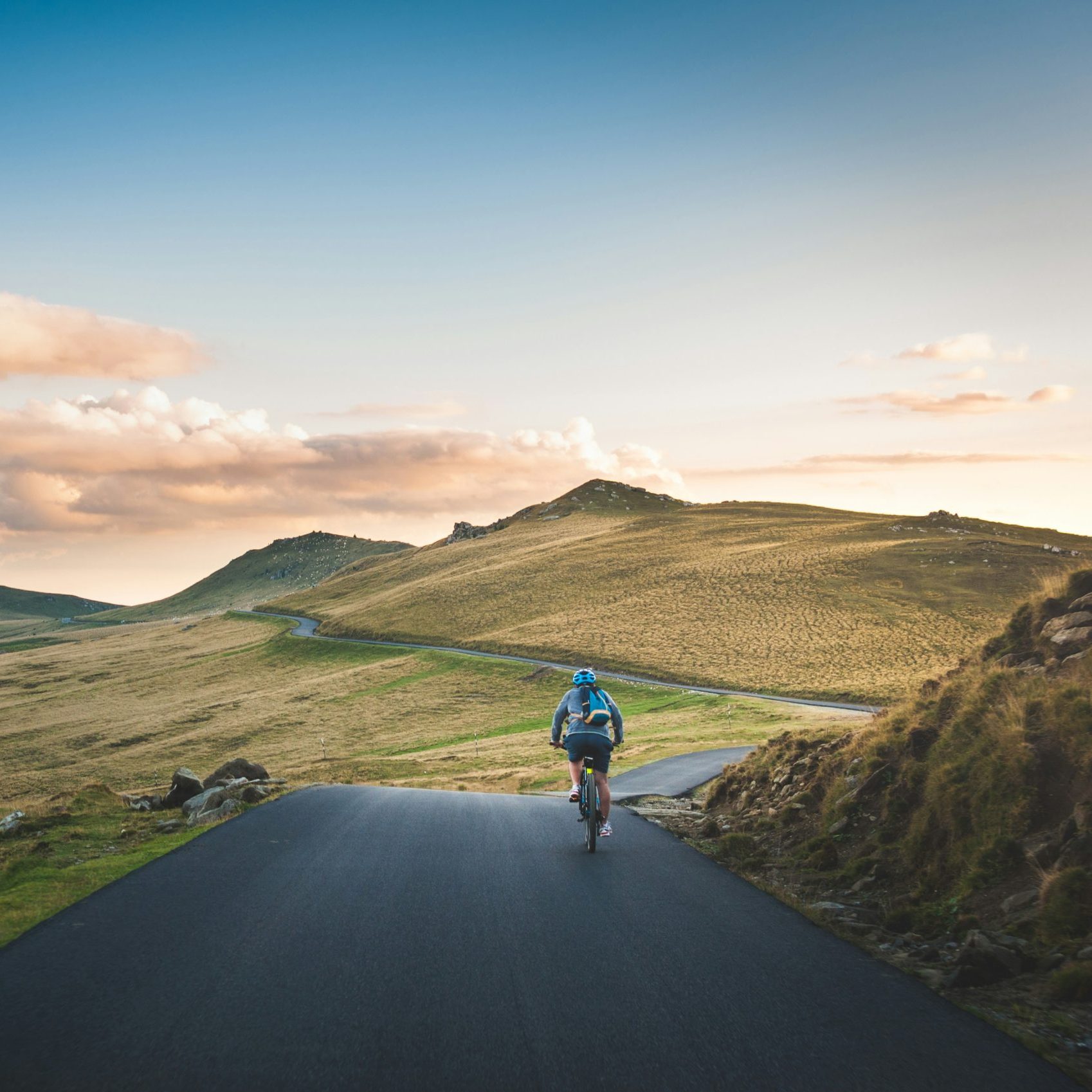 Un cycliste sur une route de montagne déserte