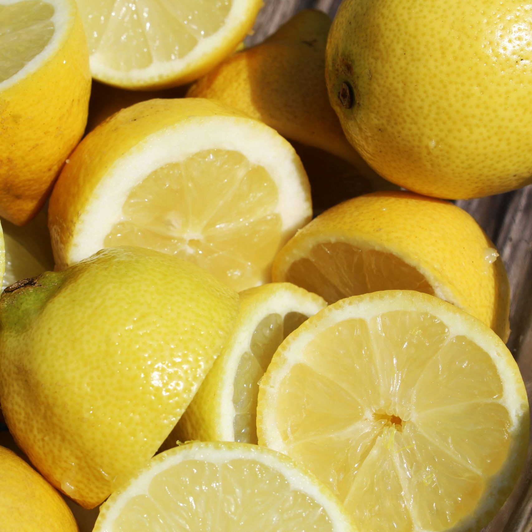 Un tas de citrons coupés