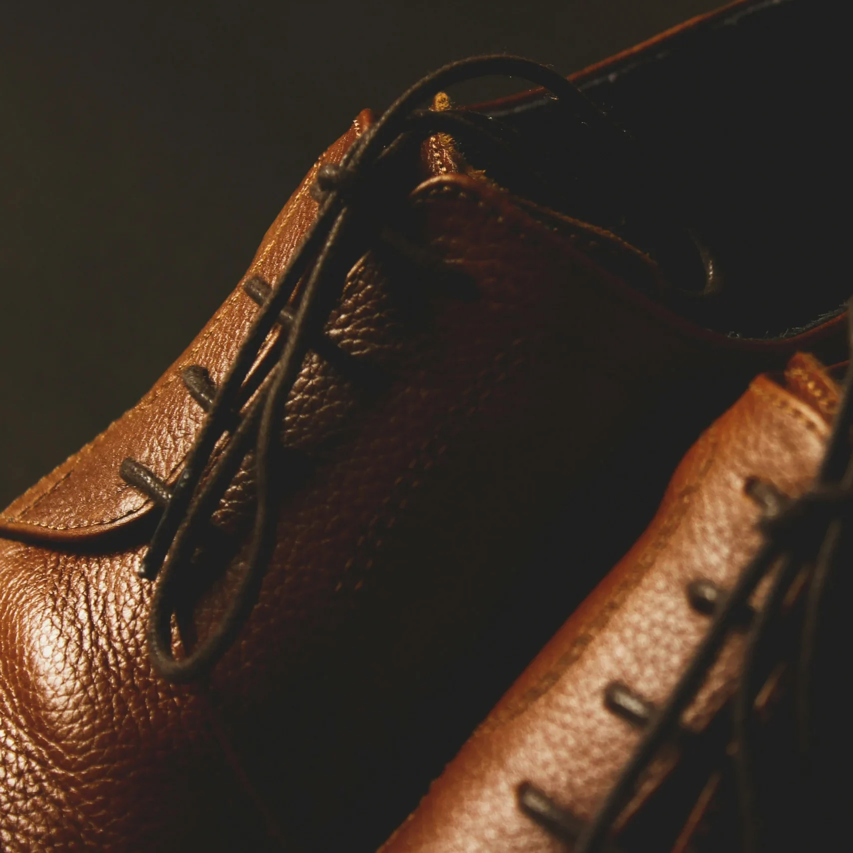 rupixen-r6yad26A_qc-unsplash chaussure en cuir comment en prendre soin